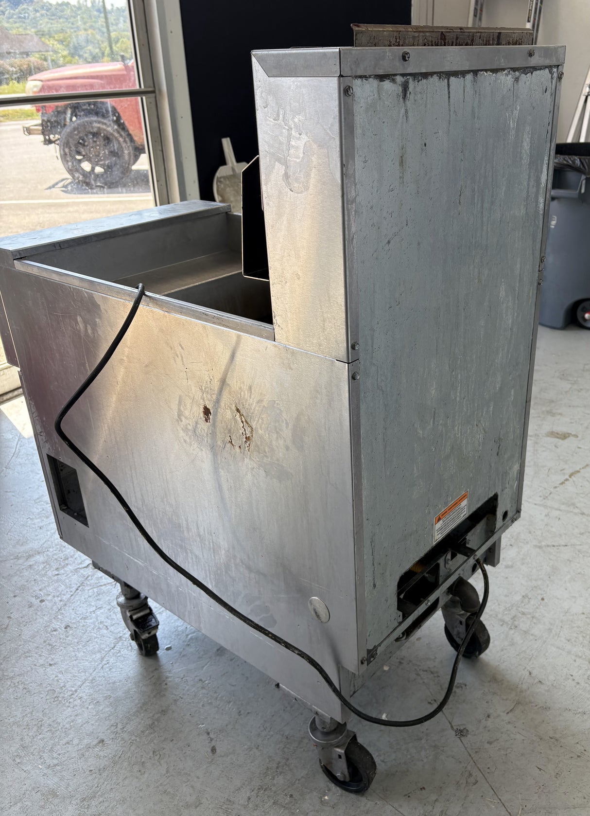 Pitco. 75lbs VAT floor model with control board. Natural Gas.